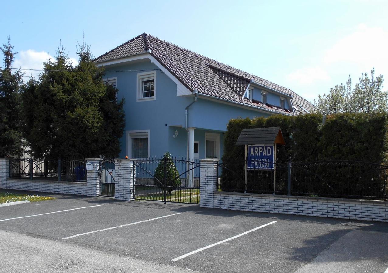 杰尔Arpad Panzio住宿加早餐旅馆 外观 照片